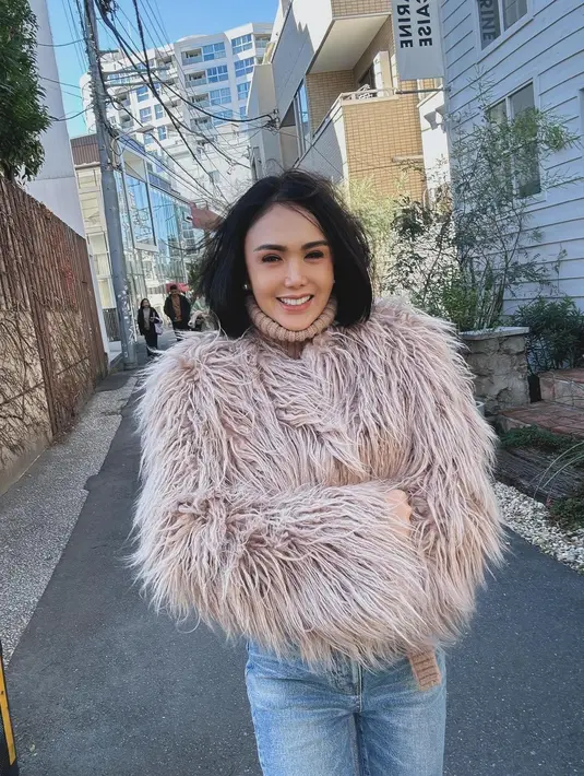 Gaya busana Yuni Shara memang tampak stylish. Ia juga terkesan begitu awet muda di usianya yang sudah 51 tahun [Instagram/yunishara36]