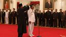 Pengambilan sumpah Isdianto saat dilantik oleh Presiden Jokowi menjadi Wakil Gubernur Kepulauan Riau (Kepri) di Istana Negara, Jakarta, Selasa (27/3). Jokowi mengambil sumpah Isdianto sebelum resmi menjabat Wagub Kepri. (Liputan6.com/Angga Yuniar)