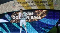 Bintang Real Madrid, Cristiano Ronaldo, saat meraih penghargaan Club World Cup Golden Ball 2016, di Stadion Yokohama, Minggu (18/12/2016). Ronaldo menjadi top scorer dengan total empat gol dalam turnamen Piala Dunia Antarklub. (AFP/Behrouz Mehri). 