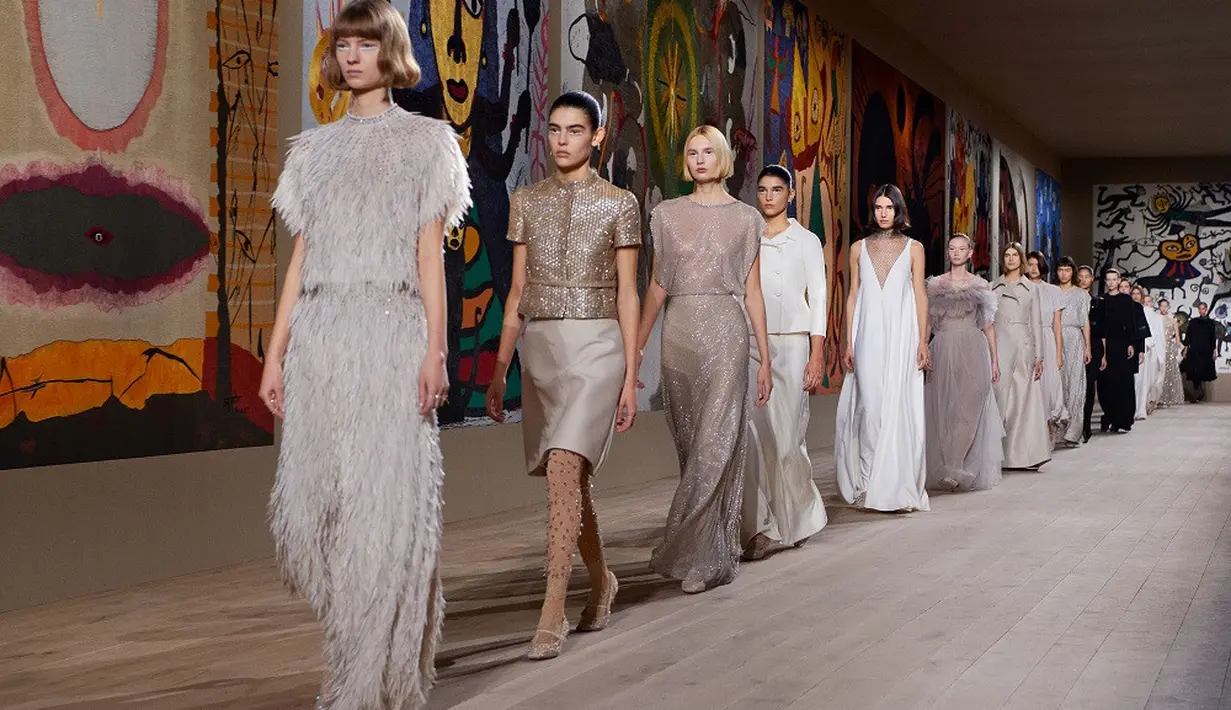 Dior merilis koleksi haute couture Spring Summer 2022 dalam Paris Fashion Week yang digelar di Musee Rodin, Senin (24/1/2022). Para tamu undangan disambut dengan meriahnya instalasi seni karya seniman India Madhvi dan Manu Parekh, seniman paling terkenal di India. (Dok/dior).