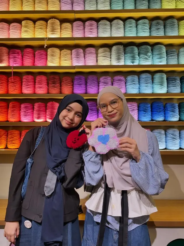 Sienna Putri Marshanda dengan Ibu Sambungnya (Foto: Instagram @nesyanabila)