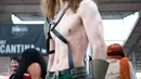 Seorang cosplayer yang berpakaian seperti Aquaman berpose selama Comic Convention Comic Con 2018 di Grande Halle de la Villette di Paris (26/10). (AFP Photo)