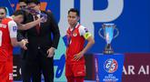 Ekspresi kecewa pemain Timnas Futsal Indonesia, Mochammad Iqbal saat penyerahan medali setelah laga final Piala Asia Futsal 2026 melawan Iran dalam laga yang berlangsung di Indonesia Arena, Senayan, Jakarta, Sabtu (07/02/2026). (Bola.com/Bagaskara Lazuardi)