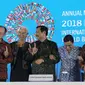 Ketua Panitia IMF-Bank Dunia Luhut Binsar Pandjaitan (tengah), Direktur Pelaksana IMF Christine Lagarde, Presiden Bank Dunia Jim Yong Kim, Menkeu Sri Mulyani, dan Gubernur BI Perry Warjiyo saat penutupan, Bali, Minggu (14/10). (Liputan6.com/Angga Yuniar)