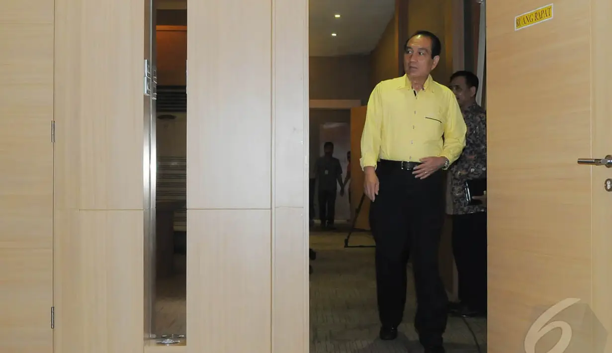 Theo Sambuaga saat akan mengikuti pertemuan juru runding Islah di Kantor DPP Partai Golkar, Jakarta, Selasa (23/12/2014). (Liputan6.com/Herman Zakharia)
