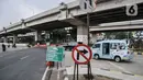 Kendaraan melintas di dekat spanduk informasi mengenai rekayasa lalu lintas di Jalan Laksamana Malahayati seiring mulai beroperasinya Off Ramp Jatiwaringin, Tol Becakayu, Jakarta Timur, Selasa (25/10/2022). Kepala Dishub DKI Jakarta Syafrin Liputo mengungkapkan rekayasa lalu lintas dilakukan karena Off Ramp Jatiwaringin Tol Becakayu mulai beroperasi yang berlangsung hingga 4 November mendatang. (merdeka.com/Iqbal S. Nugroho)