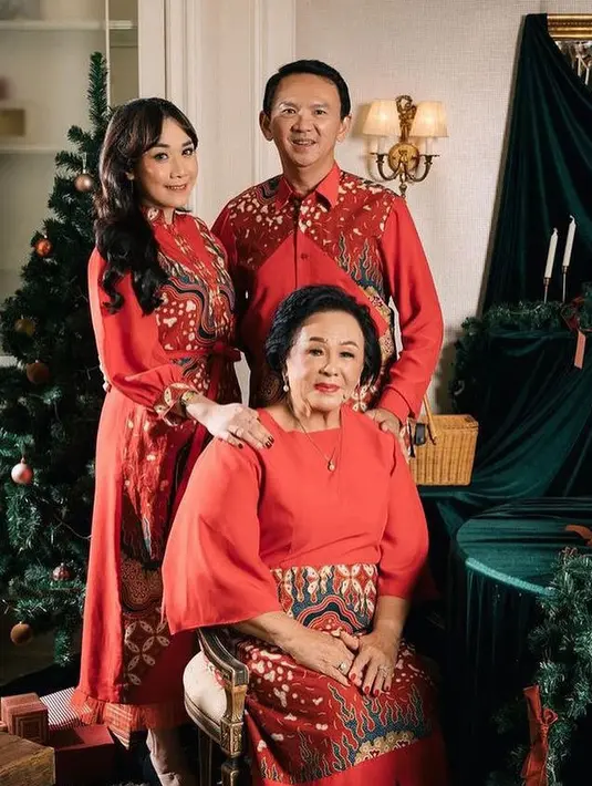 Batik yang juga dikenakan oleh ibunda Ahok ini pun dari Woubatik Luxury. Dengan fashion stylist Wishnu Aji dan Makeup Victoria Makeup Atelier. [@withvaniova]