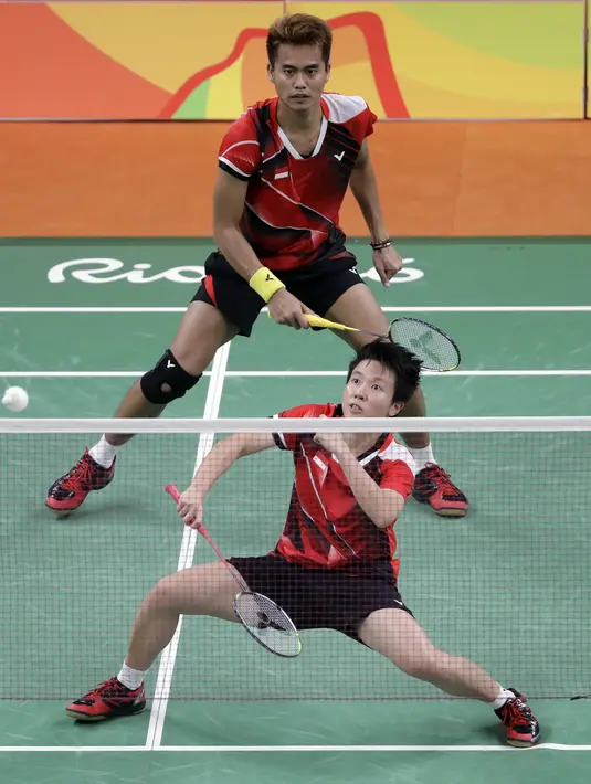Perolehan emas cabang bulu tangkis pasangan Tontowi Ahmad dan Liliyana Natsir menjadi kado terindah menjelang detik-detik HUT RI berakhir. Indonesia Raya berkumandang di Riocentro, Rio de Janeiro, Brasil, Rabu (17/8/2016). (AP Photo/Mark Humphrey)