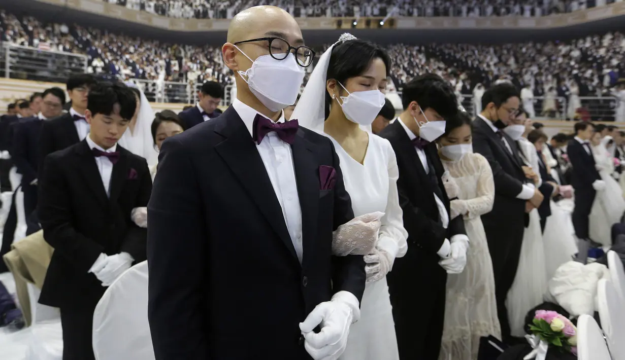 Sejumlah pasangan mengikuti kegiatan nikah massal di Cheong Shim Peace World Center di Gapyeong, Korea Selatan, Jumat, (7/2/2020). Diperkirakan ada ribuan pasangan mengikuti pernikahan massal tersebut. (AP Photo/Ahn Young-joon)