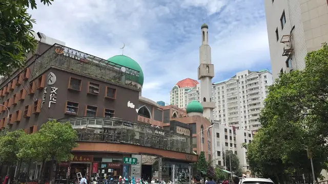 Sebuah masjid berdiri di Kota Kunming, Cina. (Dok. Dewi Choiriyah)