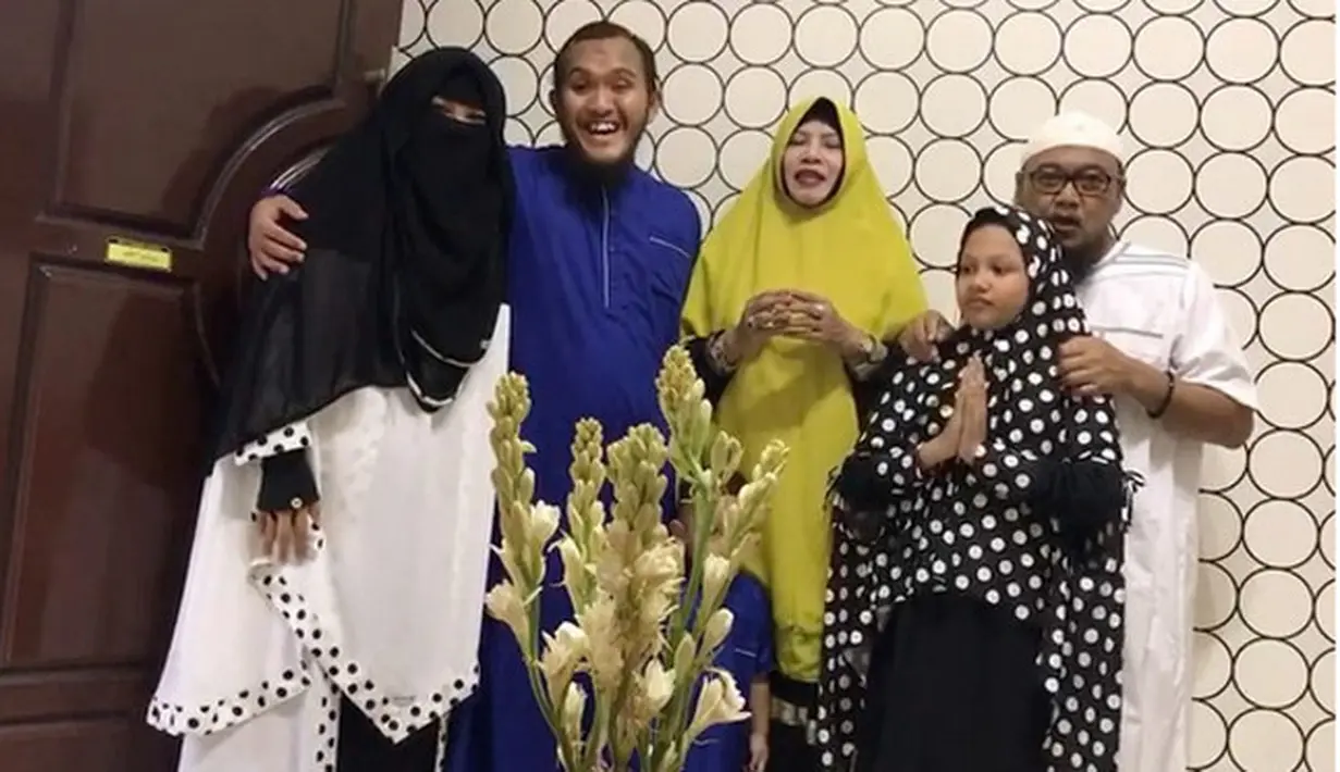 Kembalinya Caisar Putra Aditya ke panggung hiburan banyak menimbulkan pertanyaan. Bahkan dalam akun gosip, akun yang diduga milik anak Indadari dengan Lucky Hakim, Asma menanyakan kapan pulangnya melalui kolom komentar foto Caisar. 