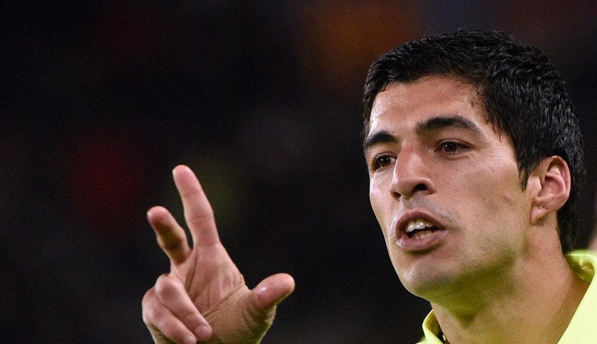 Luis Suarez setelah mencetak gol kedua Barcelona dalam lanjutan babak perempatfinal Liga Champion di Stadion Parc des Princes, Paris, Perancis. Rabu (15/4). Barcelona unggul 3-1 dalam pertandingan itu.