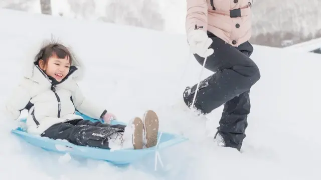 Potret seru Shandy Aulia main salju bareng Claire di Jepang. (credit: instagram.com/shandyaulia/missclaireherbowo)