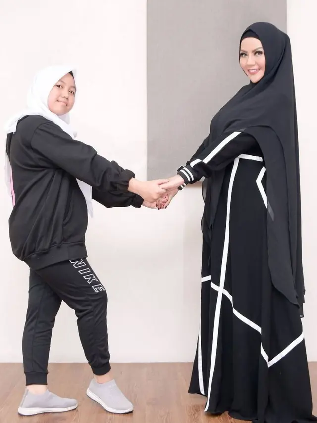 6 Potret Penampilan Nita Thalia saat Berhijab, Banjir Pujian
