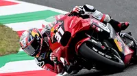 Pedro Acosta saat mengaspal di Sirkuit Mugello, Italia. (Marco BERTORELLO / AFP)