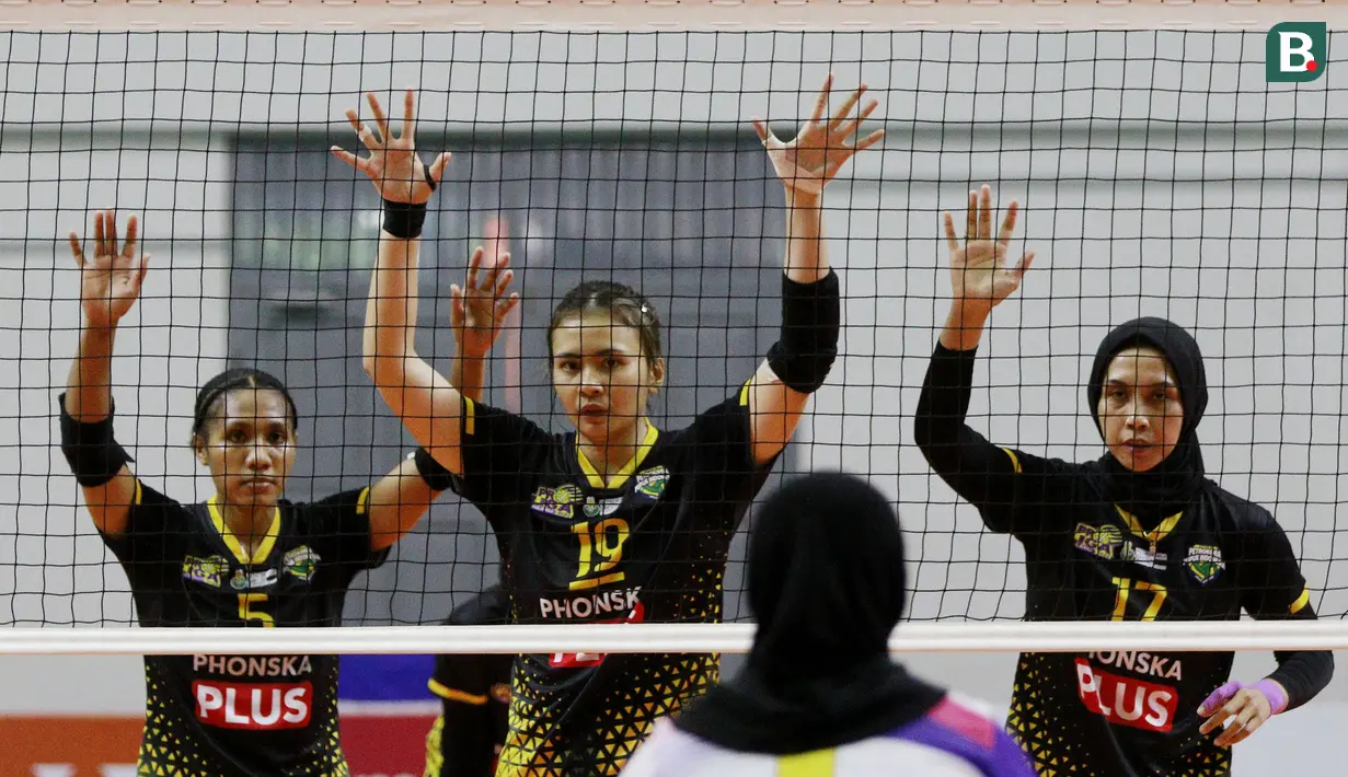 Para pemain Gresik Petrokimia Pupuk Indonesia bersiap saat melawan Jakarta Mandiri Popsipo Polwan pada laga PLN Mobile Proliga 2022 di Padepokan Voli Jenderal Polisi Kunarto, Sentul, Jumat (28/1/ 2022). (Bola.com/M Iqbal Ichsan)