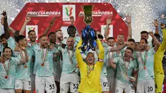 Kiper sekaligus Kapten Inter Milan, Samir Handanovic (tengah) mengangkat trofi saat timnya merayakan kemenangan atas Fiorentina setelah laga final Coppa Italia di Stadio Olimpico, Roma, 24 Mei 2023. (AFP/Alberto Pizzoli)