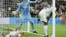 Ekspresi kecewa pemain Real Madrid, Antonio Rudiger (kanan), Andriy Lunin (tengah), dan Lucas Vazquez (kiri) setelah kebobolan oleh pemain Barcelona saat laga lanjutan Liga Spanyol 2024/2025 di Santiago Bernabeu, Madrid, Spanyol, Minggu (27/10/2024) WIB. (AFP/Oscar Del Pozo)