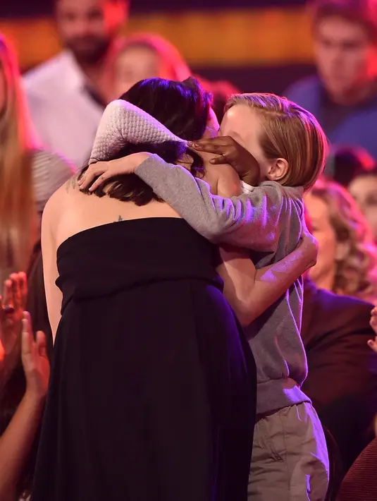 “Dia (Shiloh) adalah anak ayahnya (Pitt) dan dia sangat sebal dengan ibunya (Jolie) yang mengekangnya. Angelina tetap menjelaskan kalau ini yang terbaik, tetapi keenam anaknya tetap tak terima,” lanjut sumber tersebut. (AFP/Bintang.com)