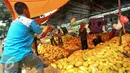Pedagang saat menjual timun suri di Pasar Kramat Jati, Jakarta, Selasa (14/6/2016). Memasuki minggu kedua di bulan Ramadhan permintaan timun suri untuk bahan berbuka puasa terus meningkat. (Liputan6.com/Yoppy Renato)