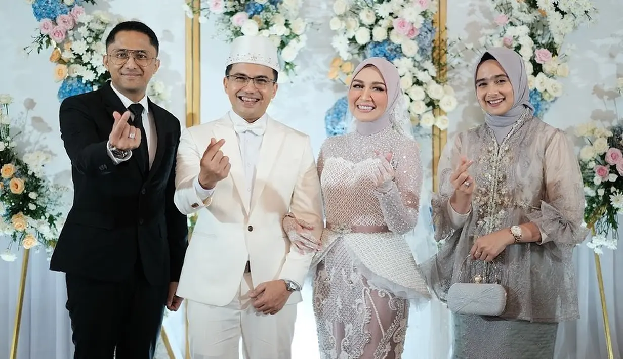 Politisi yang juga CEO salah satu Rumah Sakit swasta di Bandung itu menceritakan kisah cintanya berjalan singkat. Bahkan, dalam sebuah wawancara, keduanya kenal hingga menikah hanya sekitar enam bulan. "...yang behind THe Scene nya ada beberapa kendala . Such as ," tulis dine.pearl. [Instagram/dine.pearl]