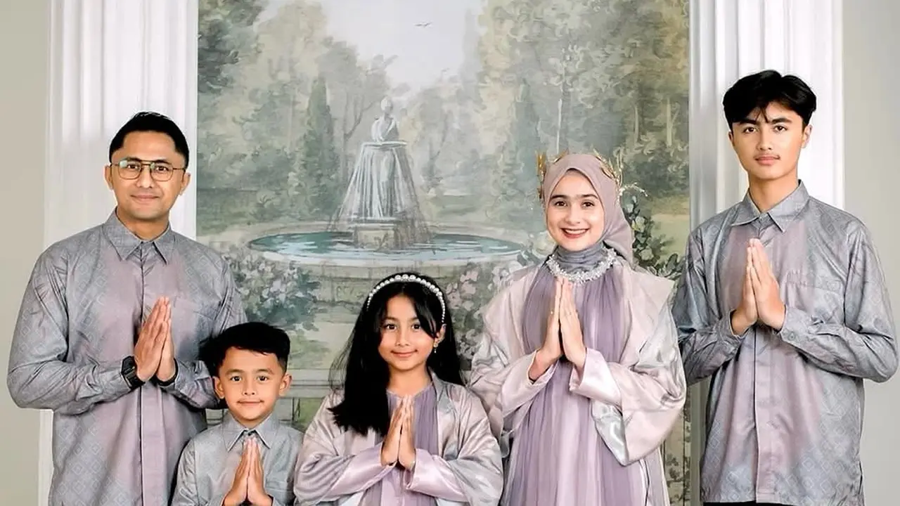 Potret 6 Keluarga Artis Pakai Baju Koleksi Lebaran, Tampil Selaras di Hari Kemenangan