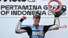 Pembalap tim BK8 Gresini Racing MotoGP asal Spanyol, Fermin Aldeguer merayakan kemenangan di podium usai menjuarai Grand Prix MotoGP Indonesia 2025 di Sirkuit Internasional Mandalika, Nusa Tenggara Barat, Minggu 5 Oktober 2025. (SONNY TUMBELAKA/AFP)