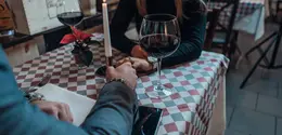 Studi terbaru Dating.com menunjukkan 71% pasangan tidak mencari persetujuan dari pihak ketiga atas hubungan yang sedang dijalani (Foto: Unsplash.com/René Ranisch)