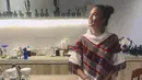 Selain hobi traveling, Nadine Chandrawinata juga gemar memakai kain tenun khas Indonesia. (foto: instagram.com/nadinelist)