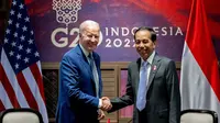 Presiden Joko Widodo bersalaman dengan Presiden Amerika Serikat (AS) Joe Biden saat mengadakan pertemuan bilateral di Nusa Dua, Bali (14/11/2022). Pertemuan digelar menjelang Konferensi Tingkat Tinggi (KTT) G20. (AFP/Saul Loeb)
