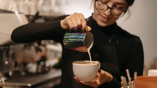 Cara Membuat Es Kopi Gula Aren Homemade yang Creamy dan Wangi