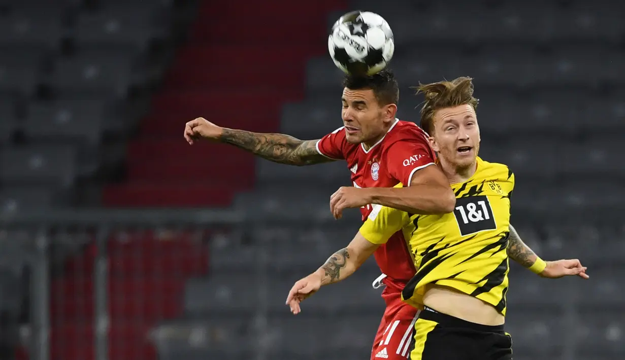 Bek Bayern Munchen, Lucas Hernandez berebut bola dengan pemain Borussia Dortmund Marco Reus pada laga Piala Super Jerman di Allianz Arena, Kamis (1/10/2020). Bayern Munich sukses meraih trofi juara Piala Super Jerman 2020 berkat kemenangan 3-2 atas Borussia Dortmund. (Sven Hoppe/Pool via AP)
