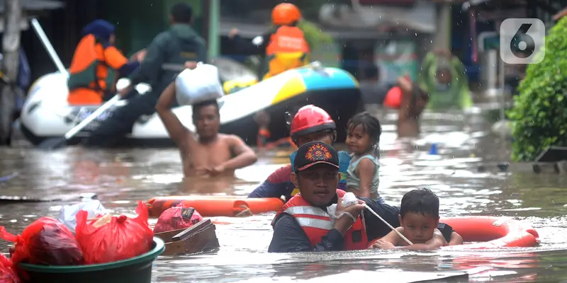 Perjuangan Petugas Damkar Evakuasi Anak-Anak Korban Banjir