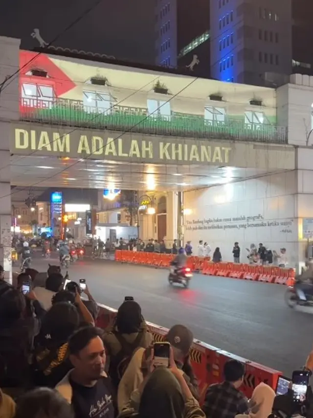 Gerakan Video Mapping Dukung Palestina dan All Eyes on Rafah di Jalanan Kota Bandung.  foto: Instagram @adi_panuntun