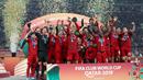 Para pemain Liverpool merayakan gelar juara Piala Dunia Antarklub 2019 setelah mengalahkan Flamengo di Stadion Internasional Khalifa, Doha, Minggu (21/12). Liverpool menang 1-0 atas Flamengo. (AFP/Karim Jaafar)