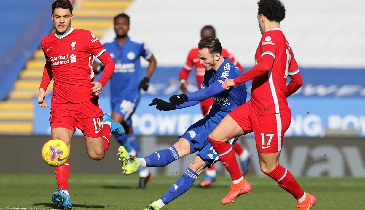 Leicester akhirnya bisa menyamakan kedudukan pada menit ke-81 melalui tendangan bebas James Maddison yang langsung meluncur ke gawang Alisson. (Foto: AFP/Pool/Carl Recine)