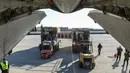 Sejumlah kendaraan bersiap mengangkut paket bantuan kemanusiaan yang disediakan oleh Arab Saudi untuk para korban gempa bumi Turki dan Suriah diturunkan dari pesawat angkut Ilyushin Il-76TD di Bandara Internasional Aleppo, Suriah Utara, Selasa (14/2/2023). Pejabat dan tenaga kesehatan setempat mengatakan 29.605 orang tewas di Turki. Sementara di Suriah, jumlah korban tewas mencapai 3.574 orang, sehingga total yang dikonfirmasi menjadi 33.179. (AFP)