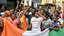 Parade disambut warga yang ingin menyaksikan para pemain timnas Pantai Gading memamerkan trofi juara Piala Afrika. (Issouf SANOGO/AFP)
