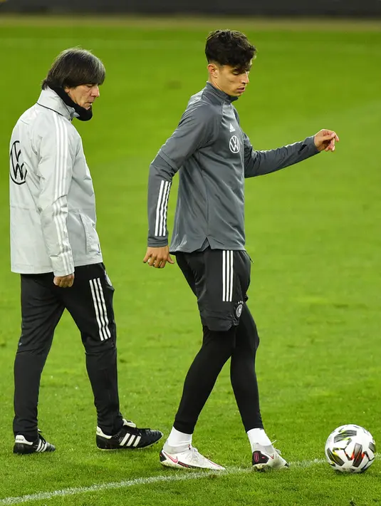 Pelatih Jerman Joachim Loew melihat Kai Havertz berlatih jelang menghadapi Swiss pada pertandingan UEFA Nations League di Cologne, Jerman, Senin (12/10/2020). Jerman akan menghadapi Swiss pada Rabu (14/10/2020) dini hari WIB. (AP Photo/Martin Meissner)