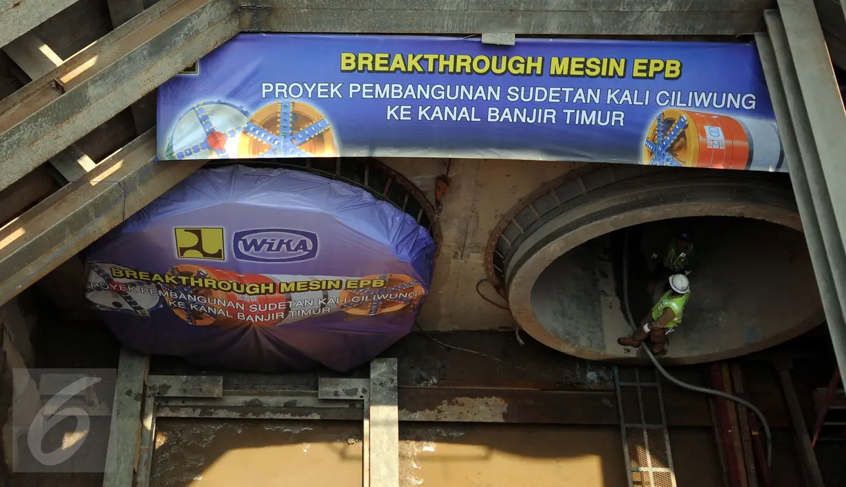 Seorang pekerja mengecek kanal yang ada di proyek pembangunan sodetan kali Ciliwung ke Kanal Banjir Timur di Jalan Otista III Jakarta, Senin (12/10/2015). Penyelesaian proyek tersebut sudah mencapai 54 persen. (Liputan6.com/Helmi Fithriansyah)