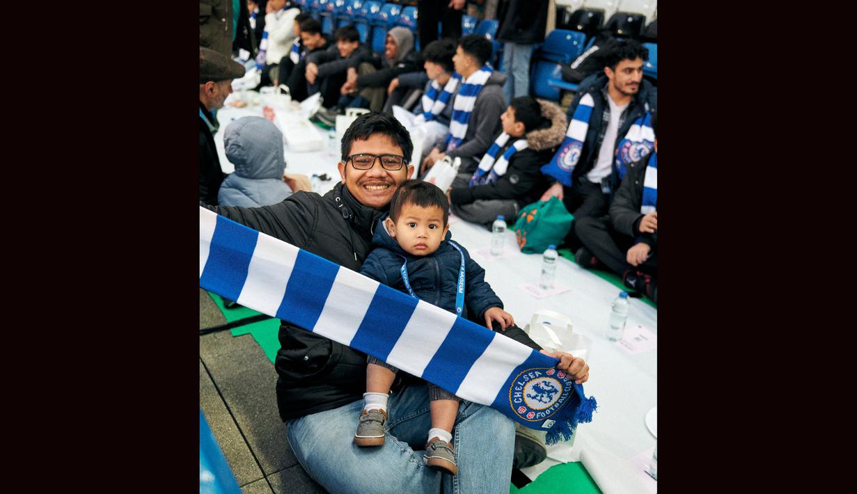 Mulai orang tua hingga anak-anak berbaur dalam acara buka puasa bersama di Stamford Bridge. Dengan suksesnya acara tersebut, Chelsea tercatat sebagai klub pertama di Liga Inggris yang menggelar acara buka puasa bersama. (twitter/@CFCFoundation)