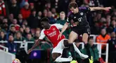 Gelandang Bayern Munich, Leon Goretzka (kanan) berebut bola dengan Bukayo Saka (Arsenal) selama pertandingan sepak bola leg pertama perempat final Liga Champions di Emirates Stadium, London, pada 9 April 2024. (Adrian DENNIS/AFP)