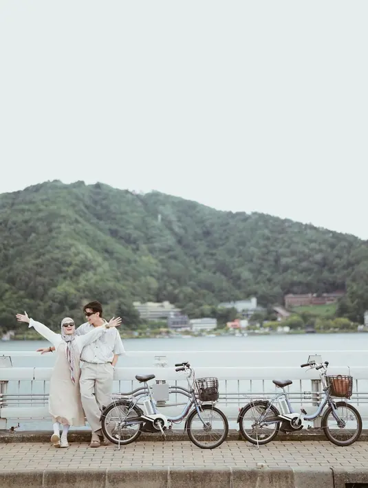 Buat pecinta fashion minimalis, gaya couple Rey Mbayang dan Dinda Hauw berikut ini bisa dicoba.