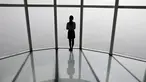 Seorang wanita melihat pemandangan kota yang tercemar polusi udara di Seoul, Korea Selatan, 6 Maret 2019. Polusi debu halus di Korea Selatan telah memuncak dalam beberapa pekan terakhir. (REUTERS/Kim Hong-Ji/File Photo)