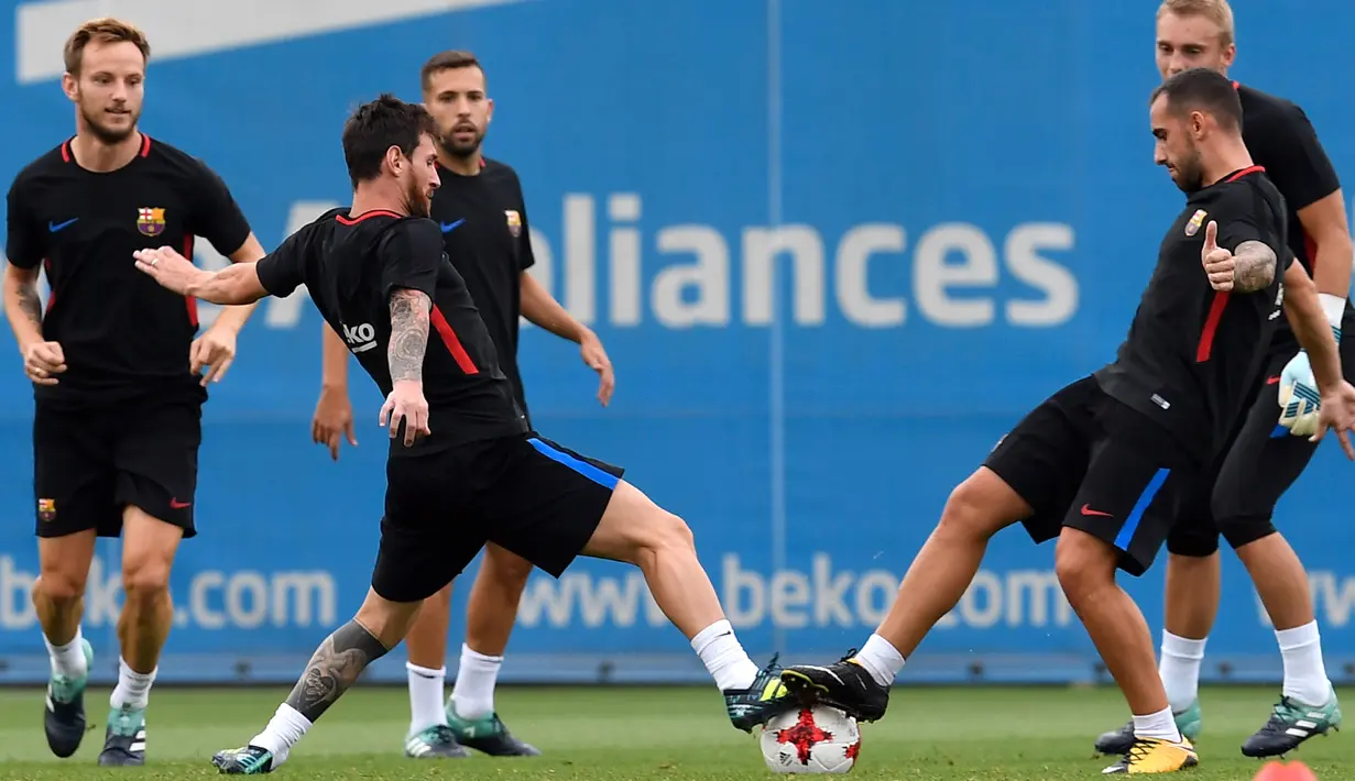 Lionel Messi (kedua kiri) berebut bola dengan Paco Alcacer (kedua kanan) saat latihan jelang menghadapi Real Madrid di leg kedua Piala Super Spanyol 2017 di Pusat Olahraga FC Barcelona Joan Gamper, Sant Joan Despi, (15/8). (AFP Photo/Lluis Gene)