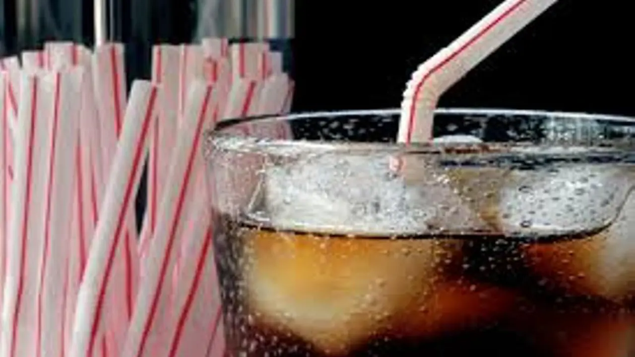 Eksperimen Ini Buktikan Jika Minuman Bersoda Tak Baik untuk Tubuh