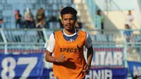 Alfin Tuasalamony saat berlatih bersama Arema FC. (Bola.com/Iwan Setiawan)