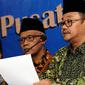 Sekretaris Umum PP Muhammadiyah, Abdul Mu’ti (kanan) membacakan pernyataan sikap PP Muhammadiyah terhadap Pilkada Serentak 15 Februari di Jakarta, Senin (13/2). Ada tujuh butir pernyataan sikap PP Muhammadiyah. (Liputan6.com/Helmi Fithriansyah)