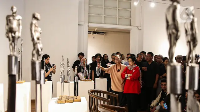 Ketika Megawati Soekarnoputri Sambangi Pameran Patung dan Aktivisme