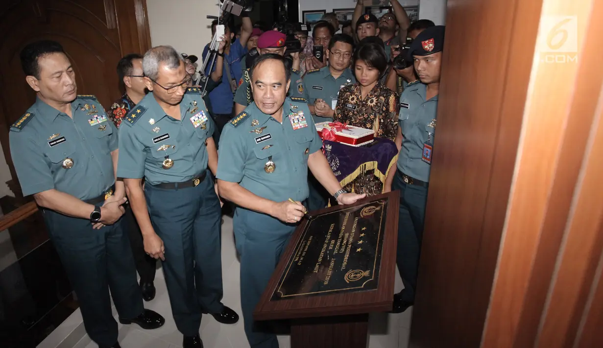 KSAL Laksamana TNI Ade Supandi menandatangani batu prasasti peresmian Anjungan Utama Pusat Hidrografi dan Oseanografi TNI Angkatan Laut (Pushidrosal) di Mako Pushidrosal, Ancol, Jakarta Utara, Kamis (18/1). (Liputan6.com/Arya Manggala)